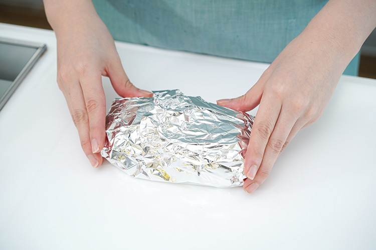 本体から牛もも肉を取り出し、アルミホイルで包む。
