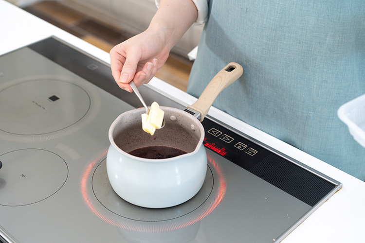 残しておいたマリネ液を鍋に入れ火にかける。