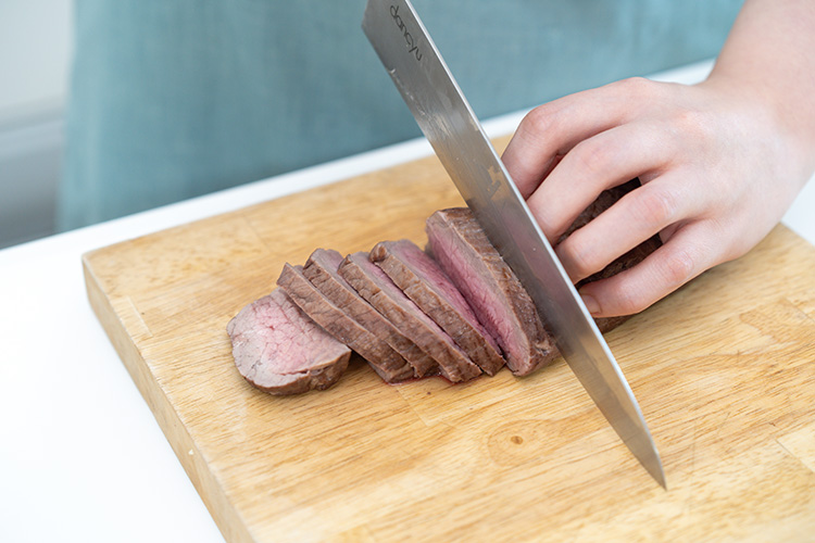 手順5の牛もも肉をお好みの厚さに切り分ける。