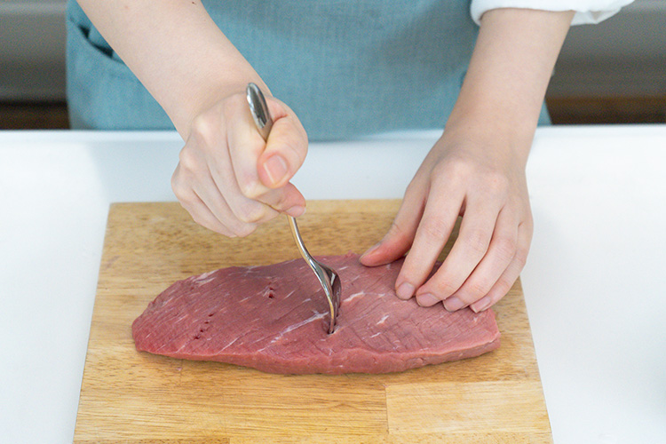 牛もも肉はフォークで数か所穴をあける。