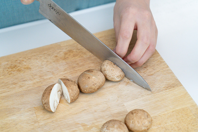 じゃがいもはひと口大に切り水にさらす。