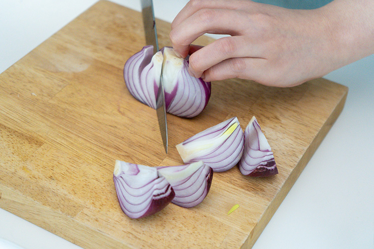 紫玉ねぎはくし切りにする