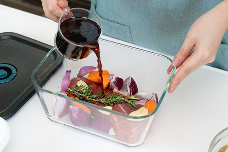 【A】、【C】、ローズマリーを入れ、半日～1晩程度マリネする。