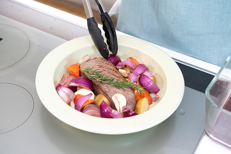 本体にオリーブオイル（大さじ1/2)を引き、中火で加熱する。