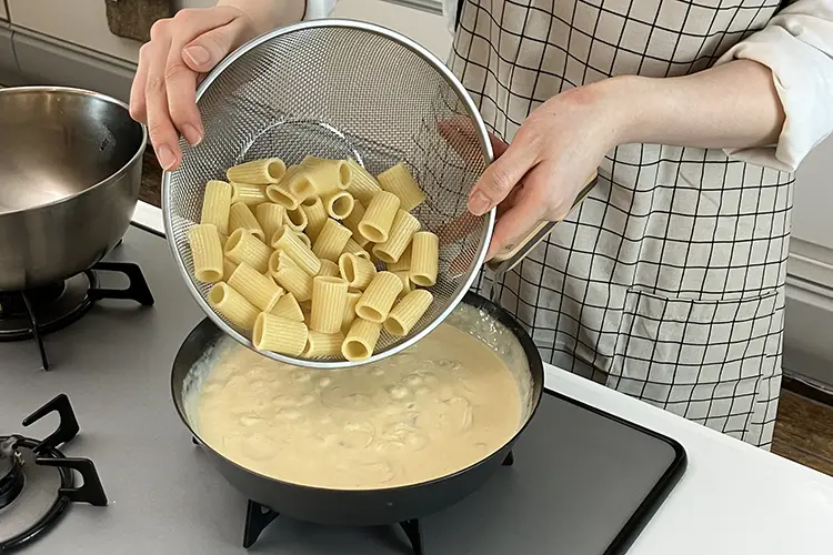 手順1の材料を加え混ぜ合わせる