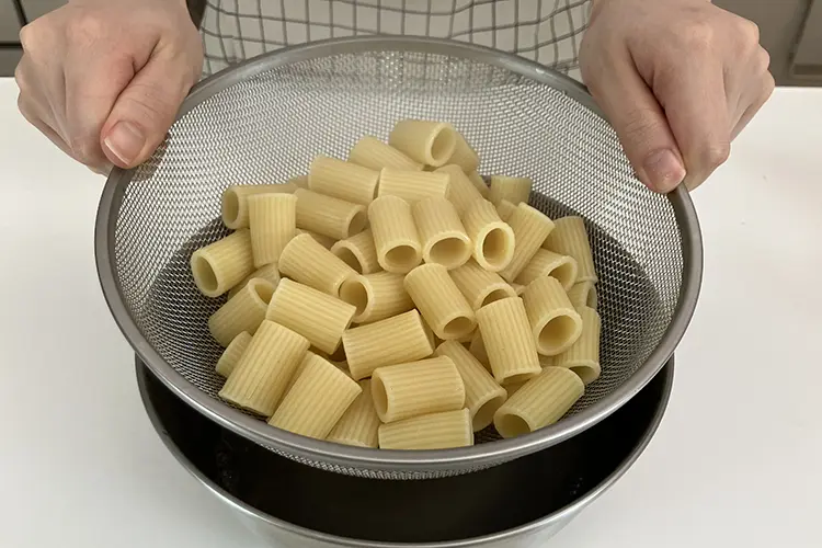 ショートパスタは袋に記載の時間茹で、ザルにあげる。