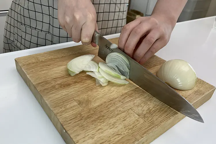 玉ねぎは薄切りにする。