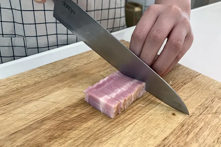 ベーコンは細切りにする。