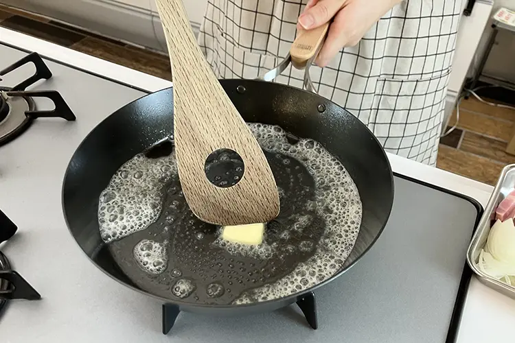鉄フライパンを中火で加熱し、温まったらバターを加える。