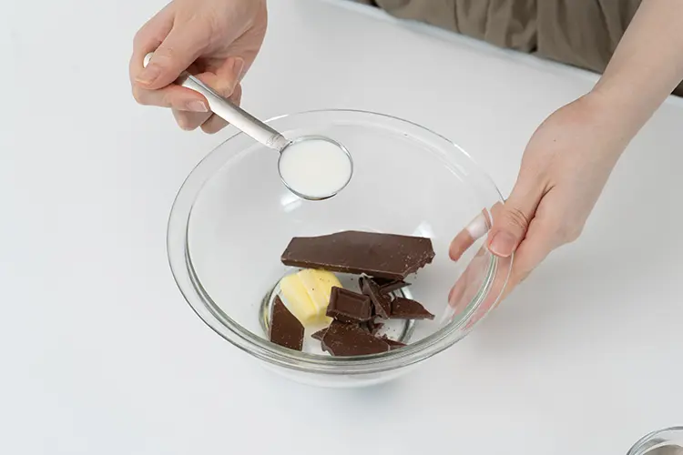 耐熱ボウルに牛乳、チョコレート、バターを入れる