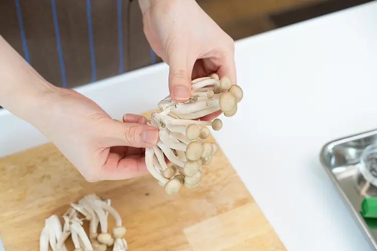 しめじは小房に分ける