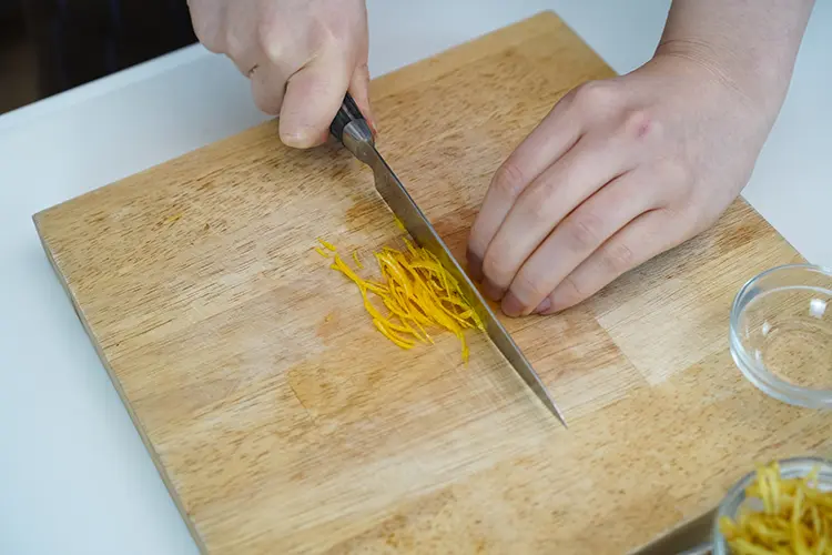 ゆずはよく洗い、表皮だけを千切りにする