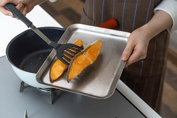 両面に焼き色がついたら皿等に取り出す