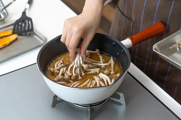 しめじ、しょうが、塩昆布を加える