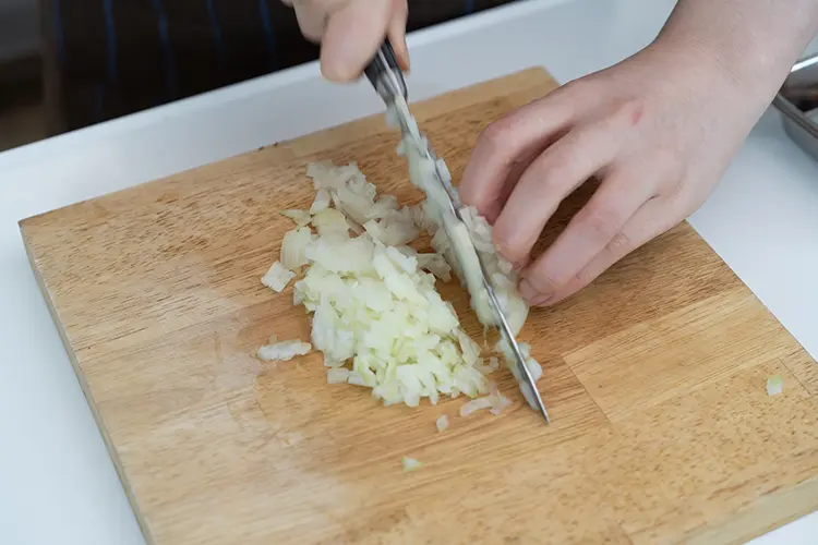 玉ねぎはみじん切りにする