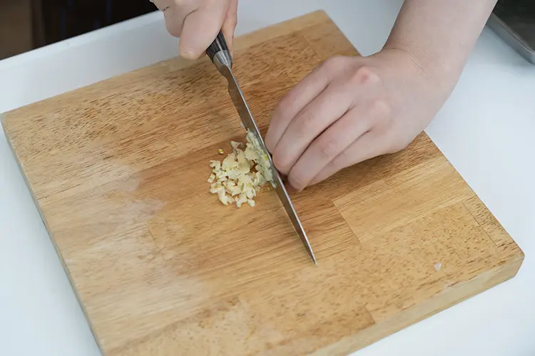 にんにくはみじん切りにする