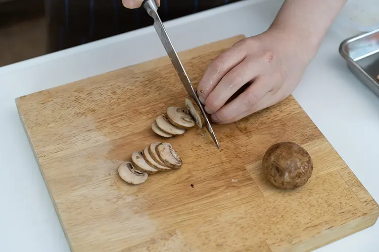 マッシュルームは薄切りにする
