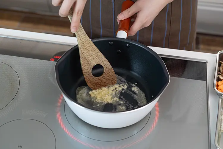 にんにくを加える