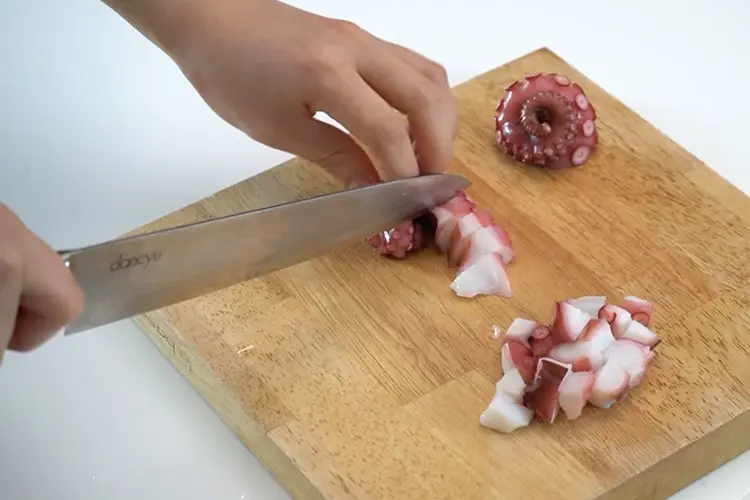 たこは小さめのひと口大に切る