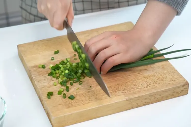小ネギは小口切りにする