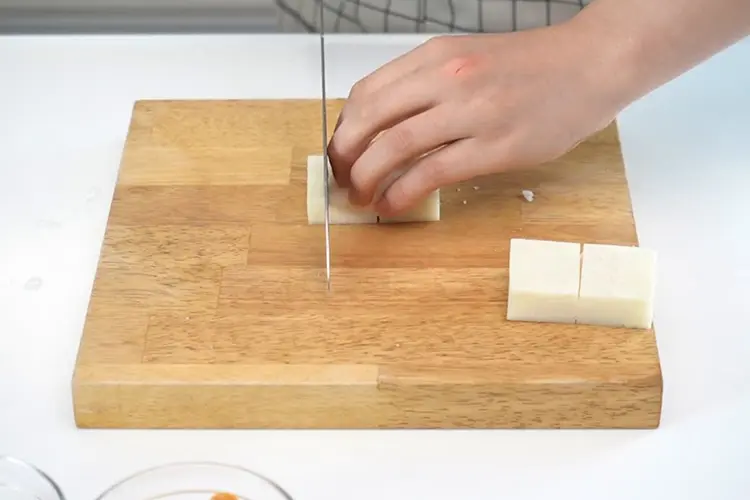 切りもちは5mm~1cm幅程度の角切りにする