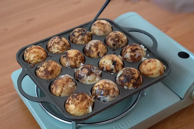 生地を転がしながら丸く焼き上げる
