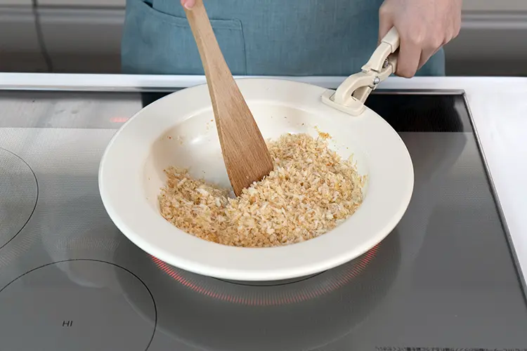 本体にパン粉1カップ、オリーブオイルを入れ中火で加熱する