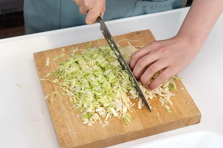 春キャベツをみじん切りにする