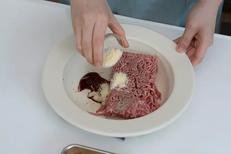 本体に合いびき肉、【A】を入れる