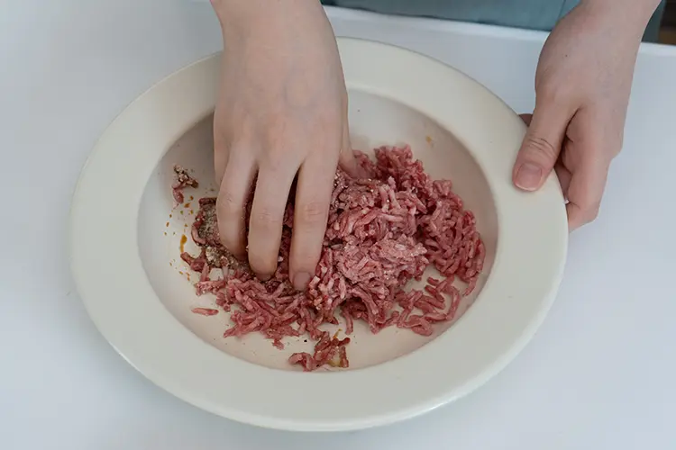 粘り気が出るまでしっかりと捏ねる