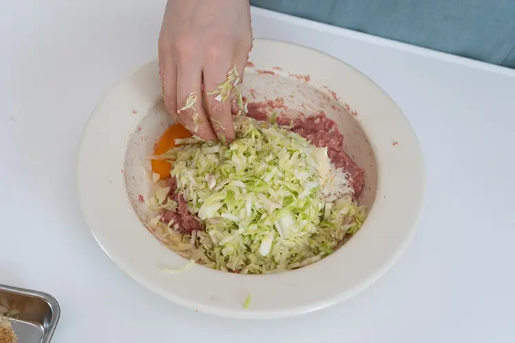 手順4の材料に【B】、手順3の材料の水気を絞りながら加え、よく混ぜ合わせる