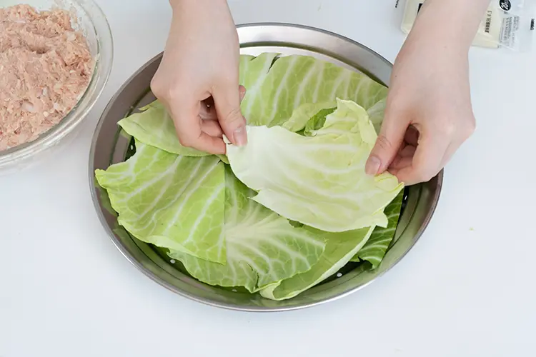 フライパン用蒸し台にお好みでキャベツまたは白菜を敷く
