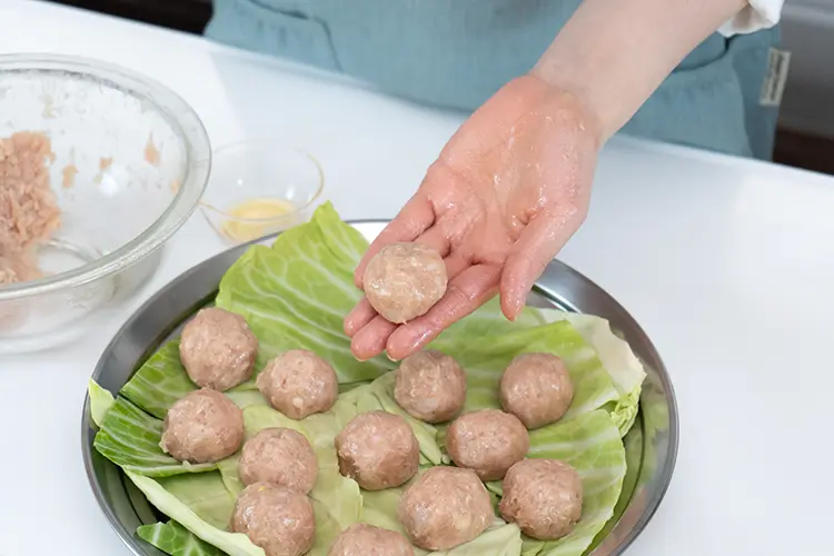 手順3の材料をひと口大に丸め、フライパン用蒸し台の上に並べる