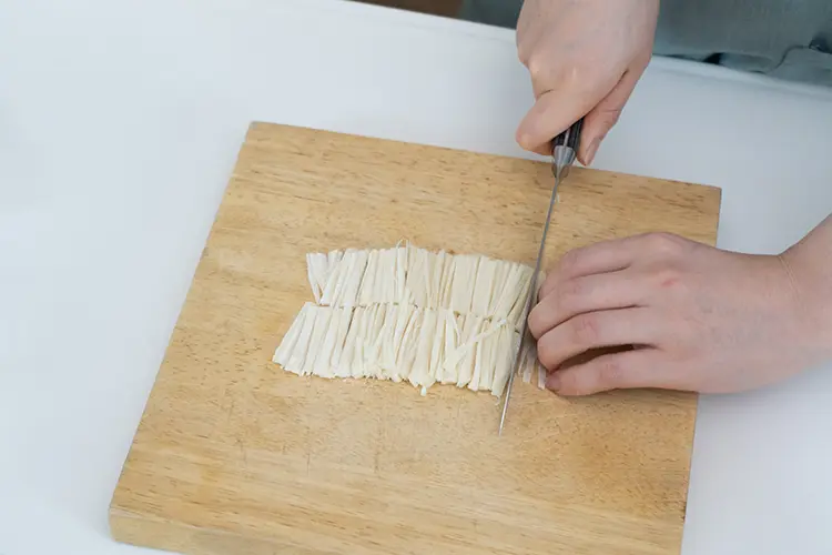しゅうまいの皮を細切りにする