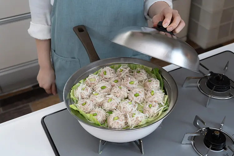 蒸気の上がった深型フライパンに手順4の材料を乗せる