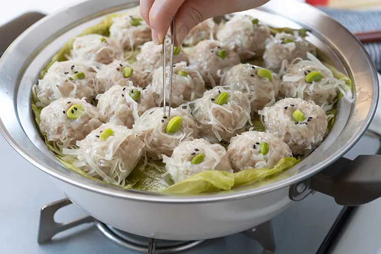 いりごま(黒)を飾る