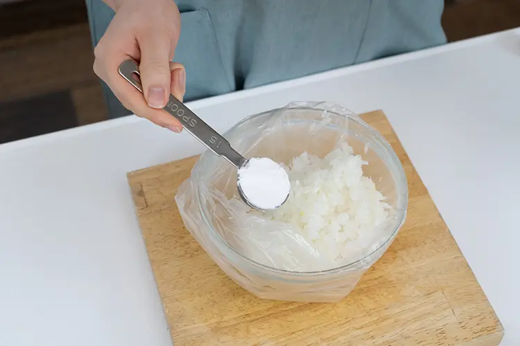 新玉ねぎ、えのきに片栗粉をまぶす