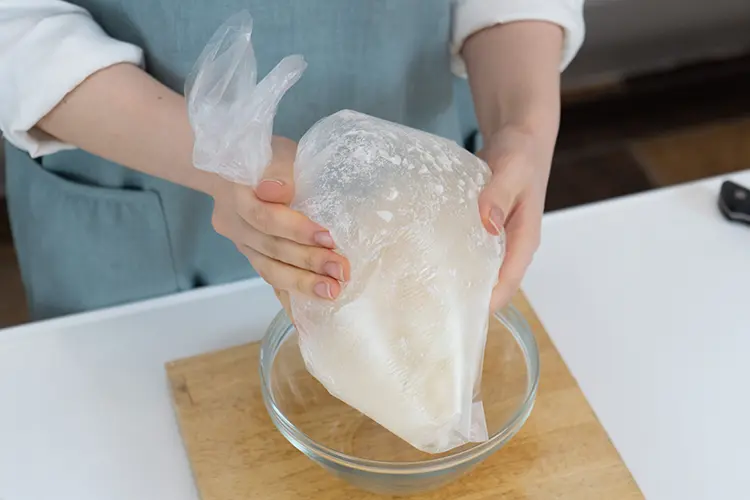 新玉ねぎ、えのきに片栗粉をまぶす