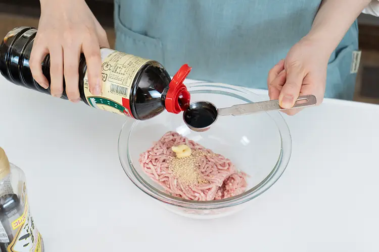 ボウルに豚ひき肉、【A】を入れる