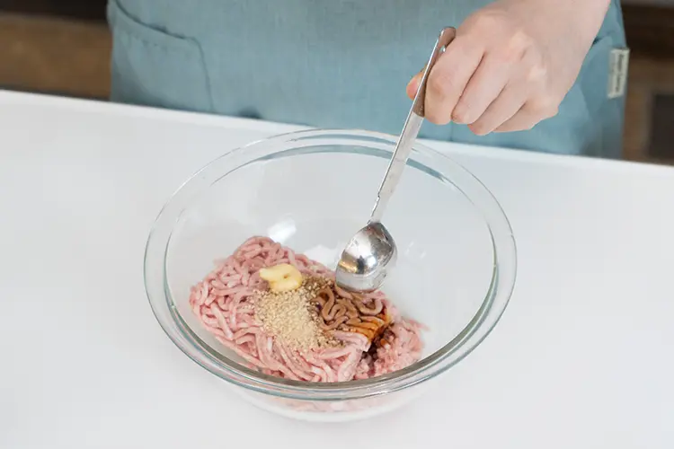 ボウルに豚ひき肉、【A】を入れる
