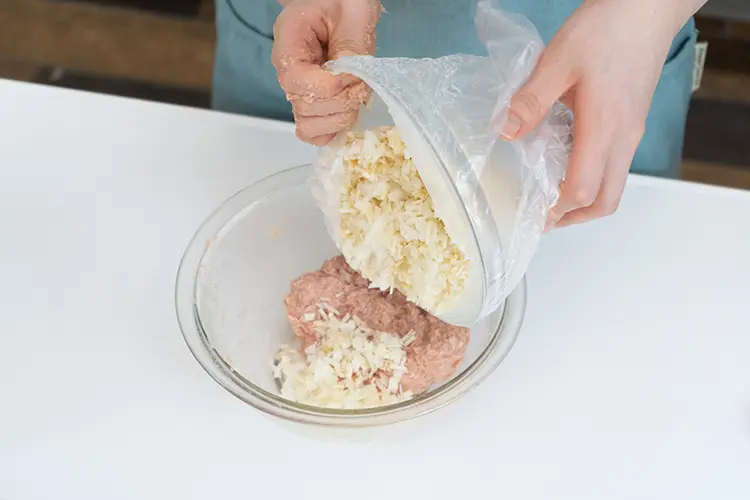 ボウルに豚ひき肉、【A】を入れる