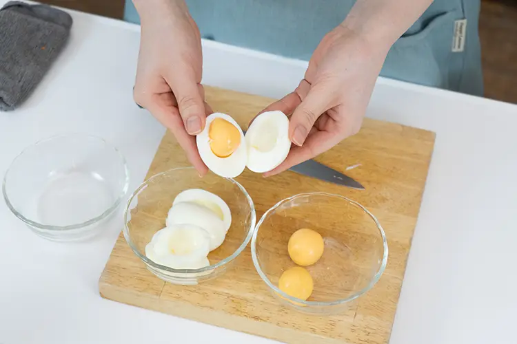 ゆで卵の殻を剥き、白身と黄身に分ける