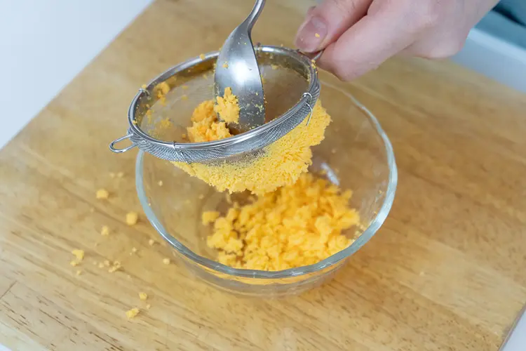 黄身をざる等で濾す