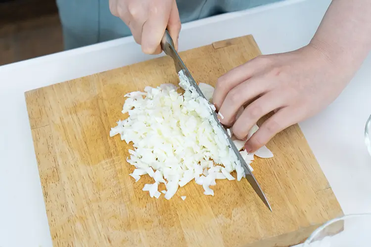 白身を包丁で細かく刻む