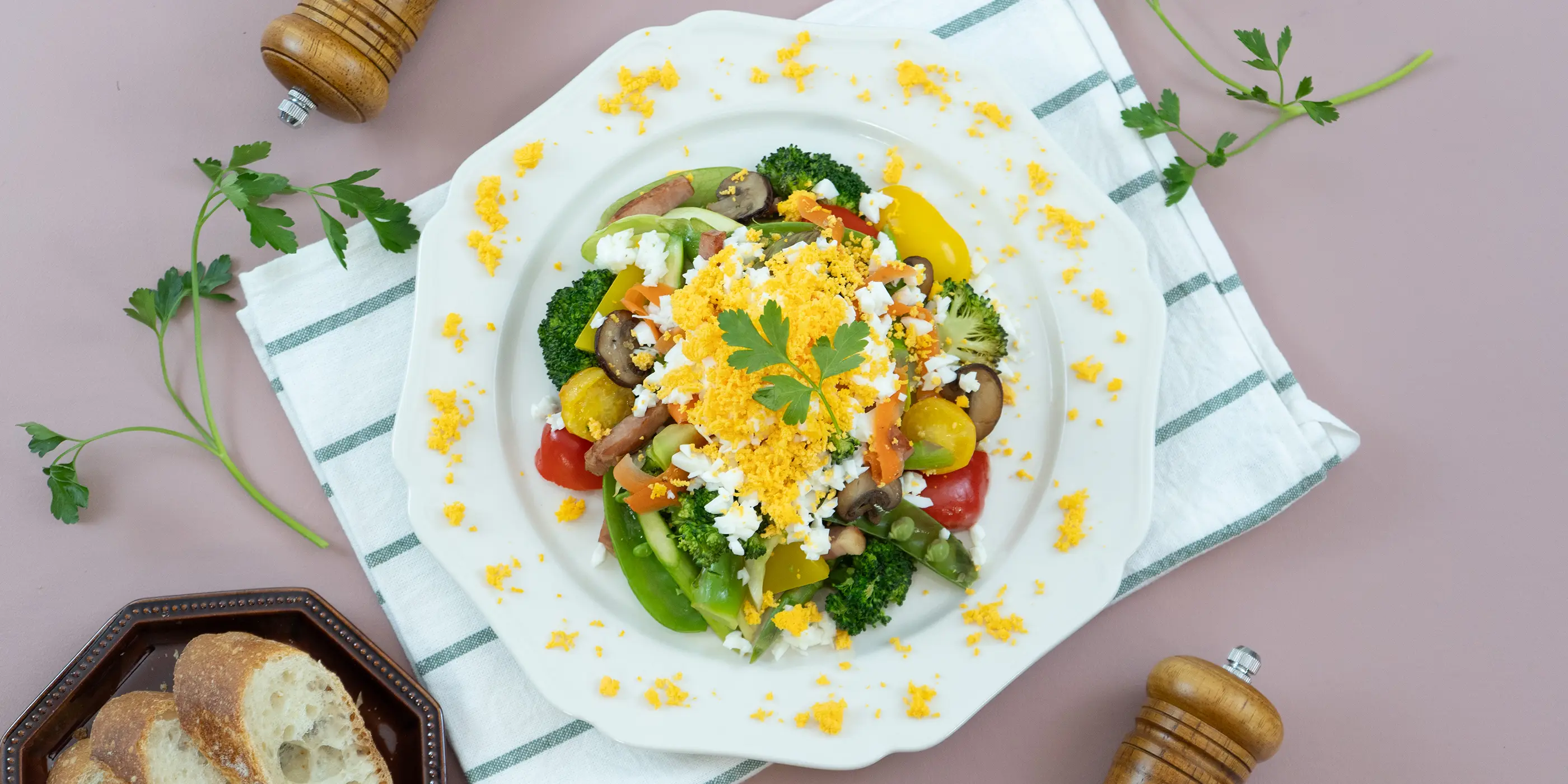 ワイン蒸し野菜のミモザサラダ