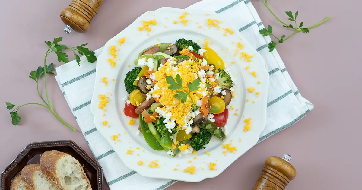 ワイン蒸し野菜のミモザサラダ