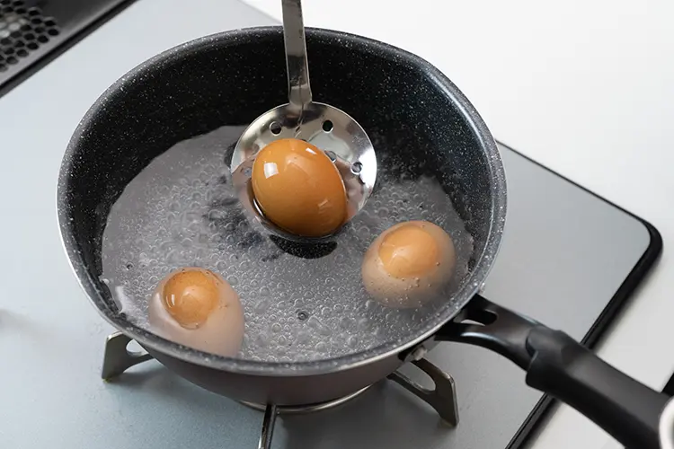 卵は固ゆでにする