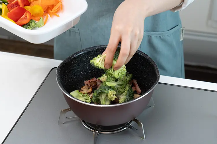 ブロッコリーを加える