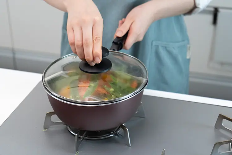 蓋をして弱火で5分程度蒸す