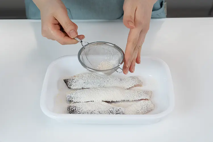 粉チーズ、薄力粉の順にまぶす